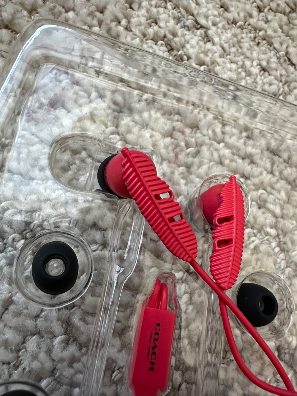 Coach wired Earbuds - Picture 4 of 10
